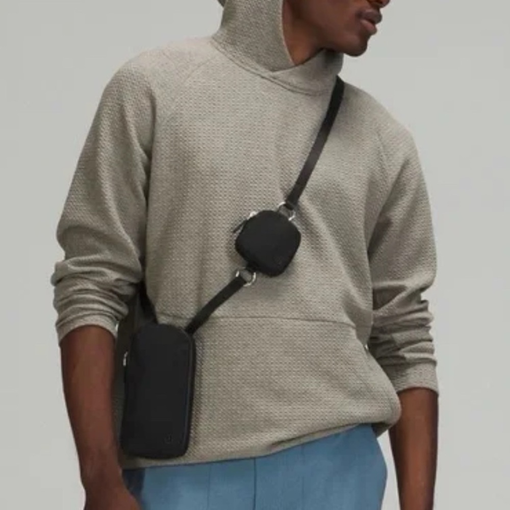 Great condition like new LULULEMON MODULAR PHONE CROSSBODY